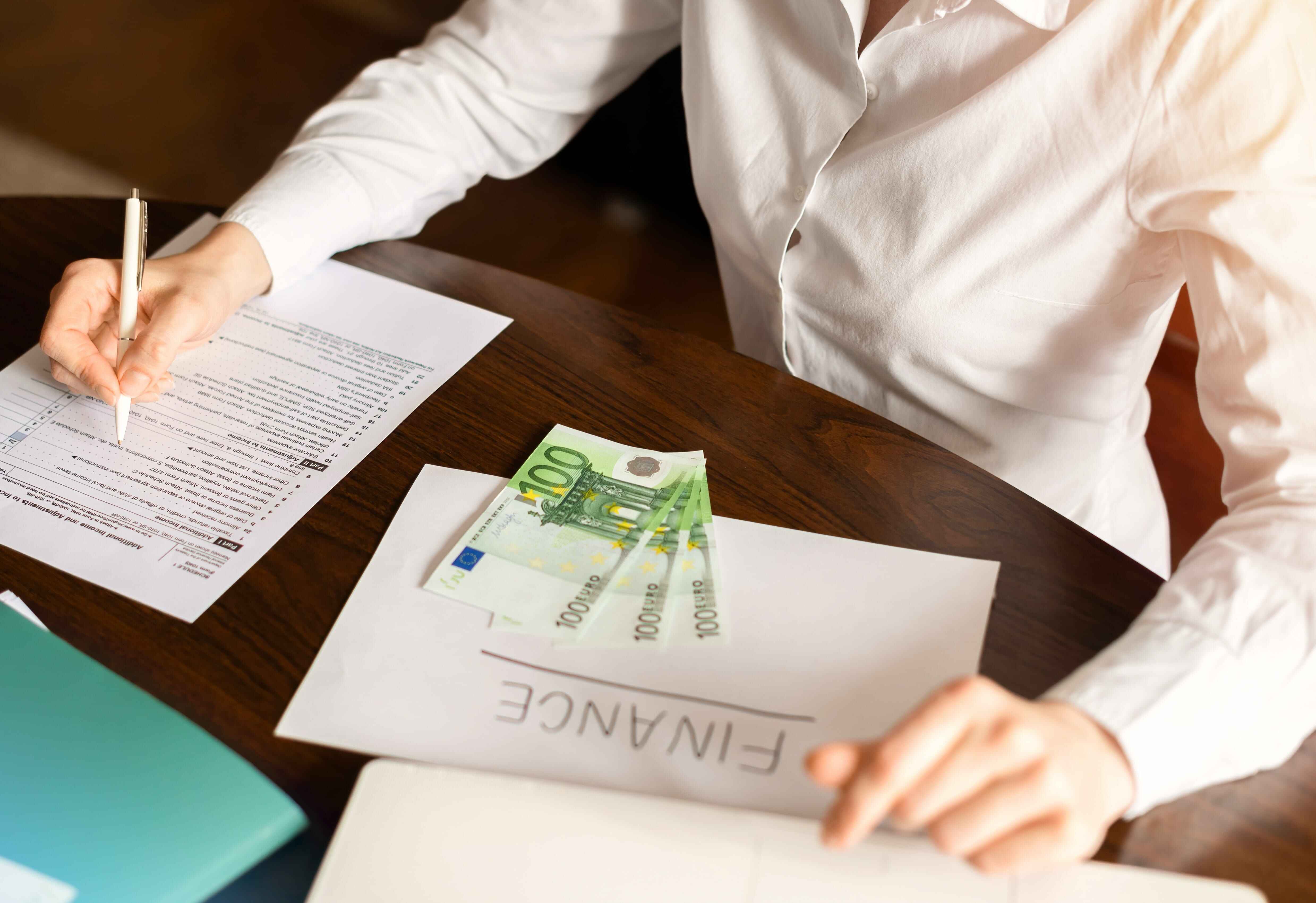 Understanding Salary Law: Key Insights for Employers and Employees | AI Attorney